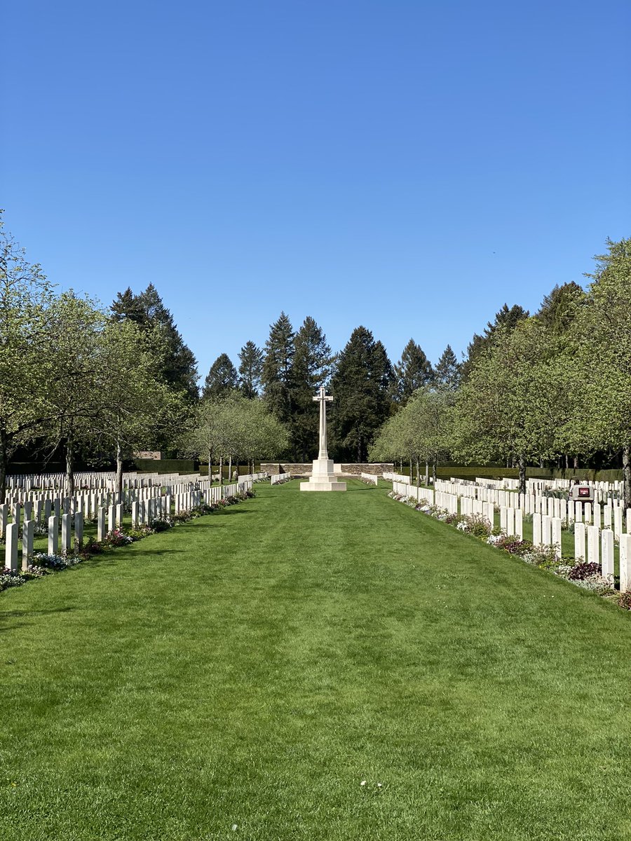 easticus's tweet image. Today we took a trip to Südfriedhof @CWGC to pay our respects. A sobering place with over 40000 civilian casualties as well allied war graves. Ne Obliviscaris