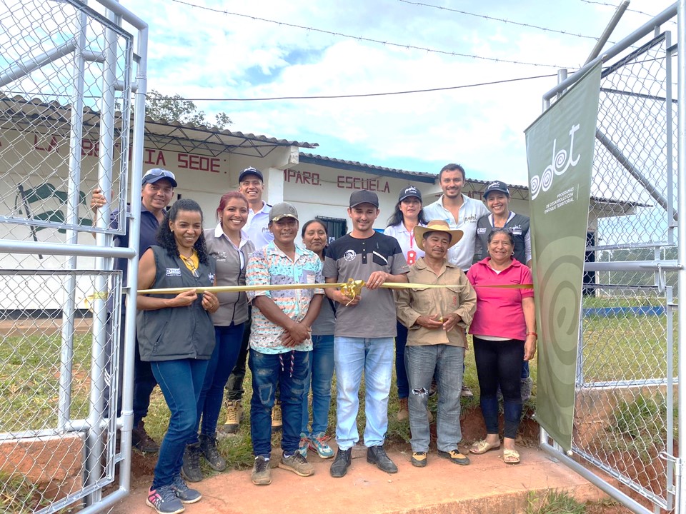 FundacionPlan's tweet photo. #SomosPDET 🥳En Suárez Cauca entregamos dos  obras nuevas que permiten mejorar la calidad de vida de la comunidad rural. 😃Una fue el mejoramiento de la Institución Educativa La Betulia y otra la construcción de un cerramiento en la sede Escuela El Amparo @RenovacionCo #ObrasPDET https://t.co/sQiJASUhGc