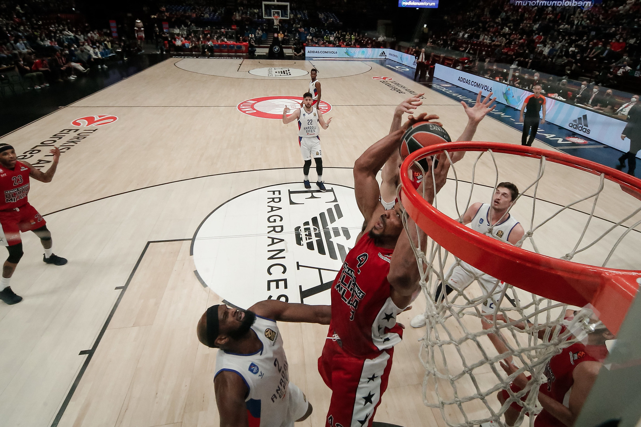 Milano Efes Maçından Görüntüler