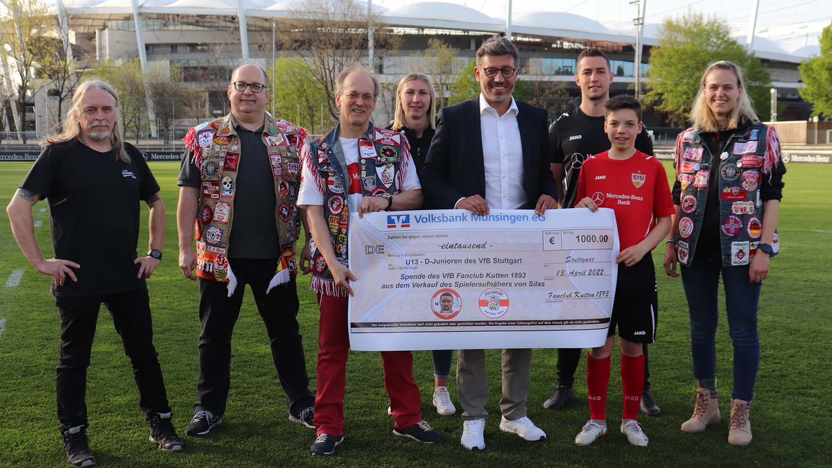 Verein1893's tweet photo. Tolle Aktion für die #VfBU13: Der Fanclub @KuttenVfb spendet den Erlös von 200 limitierten Silas-Aufnähern an das Nachwuchsteam. @clausvogt1893 überreicht stellvertretend den Spendenscheck über 1.000 Euro an Trainer Marcel Pfeiffer und sein Team.⚪🔴Danke für die Unterstützung!🙏 https://t.co/BGEixpOSNE