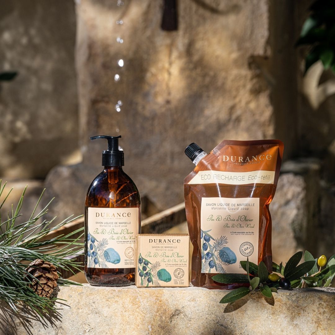 PIN &amp; BOIS D'OLIVIER à l'huile essentielle de sylvestre bio de Provence !

Un parfum boisé chaud et aromatique évocateur de la garrigue provençale dans votre salle de bain !

#durance #provence #garrigue #garrigueprovencale #pin #parfum #savon #cosmetique