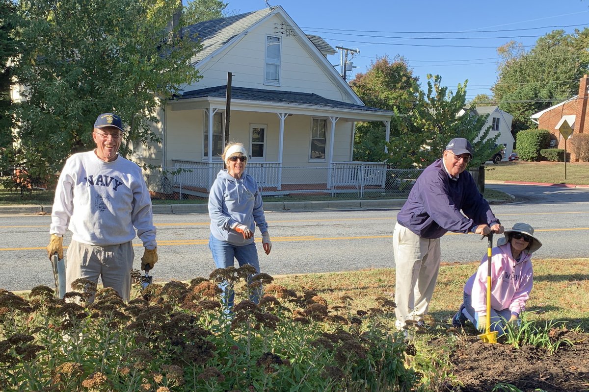 AnnapolisRec's tweet photo. 64... that's the number of GreenScape projects scheduled for this Saturday! Are you helping to beautify Annapolis with us? ๐ฑ
Email mdwittlinger@annapolis.gov if you're looking for a location to help plant bulbs, spread mulch, weed or provide general clean up in an open space. ๐ท https://t.co/gaXfqNKubr