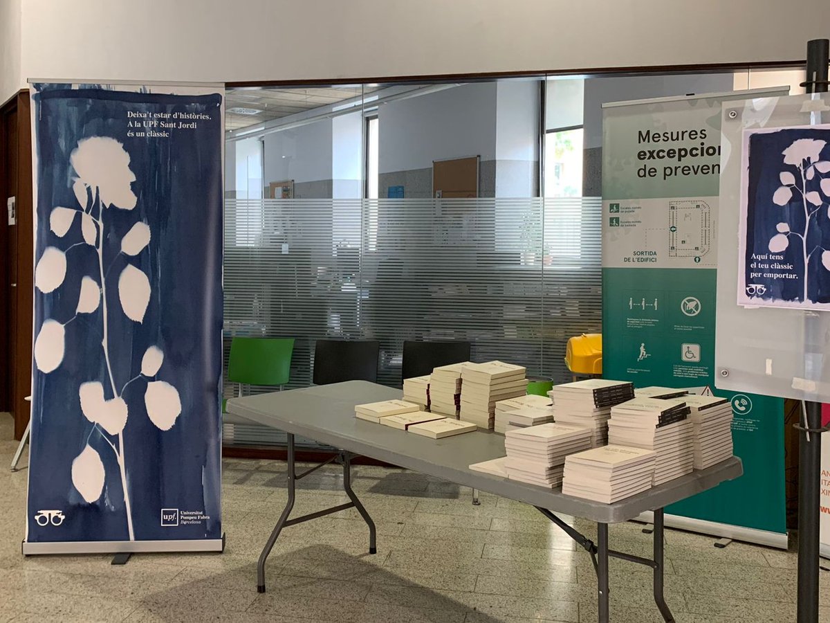 UPFBarcelona's tweet photo. #SantJordiUPF 🌹📚 | Deixa't estar d'històries. A la #UPFBarcelona Sant Jordi és un clàssic. 

A les recepcions de cada campus hi trobaràs una paradeta on pots aconseguir el teu clàssic de la col·lecció literària de la Universitat. https://t.co/wuF5lqFi1G