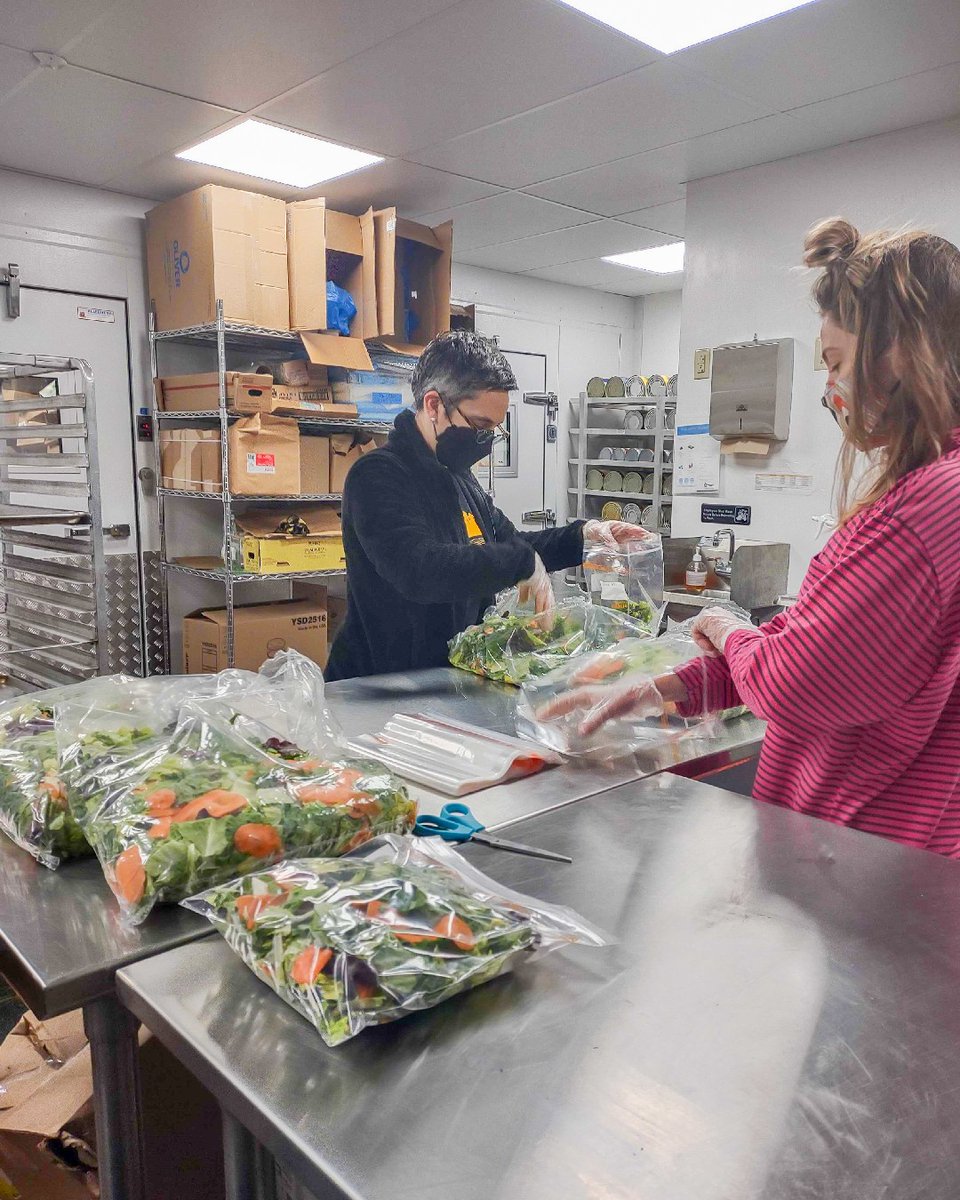 412FoodRescue's tweet photo. 500+ grocery bags distributed each week 🙌 The #GoodFoodProject couldn't have this consistent impact on our community without the help from our group volunteers like @PSOMusicians, who have committed to volunteering on a MONTHLY basis!
Group volunteering: https://t.co/sbOYfc8ijw https://t.co/cOHkMGGbSl