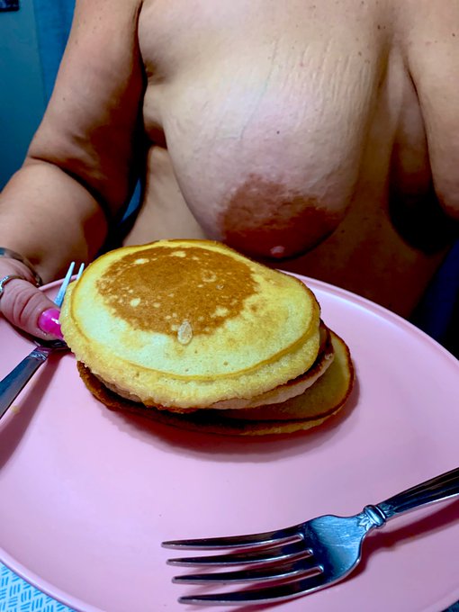 Pancakes this morning, anyone? https://t.co/SUbV16YFEg<a href="/tag/milf"class="tags"><span>#milf</span></a><a href="/tag/mondaymood"class="tags"><span>#mondaymood</span></a><a href="/tag/onlyfans"class="tags"><span>#onlyfans</span></a><a href="/tag/contentcreator"class="tags"><span>#contentcreator</span></a>