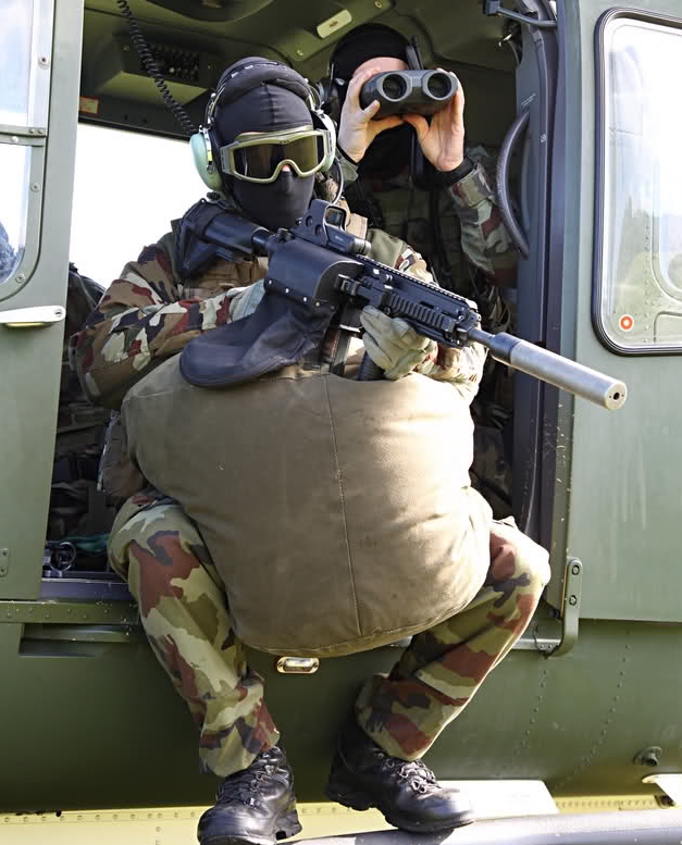 GreyDynamics's tweet photo. Irish Army Ranger Wing (ARW) Operator marksman shooting from a helicopter.

See the full article on the unit in the link: https://t.co/VKrMhQ1f8Z 

#Ireland #SpecialForces #ArmyRangerWing https://t.co/0yx37pd6Zm