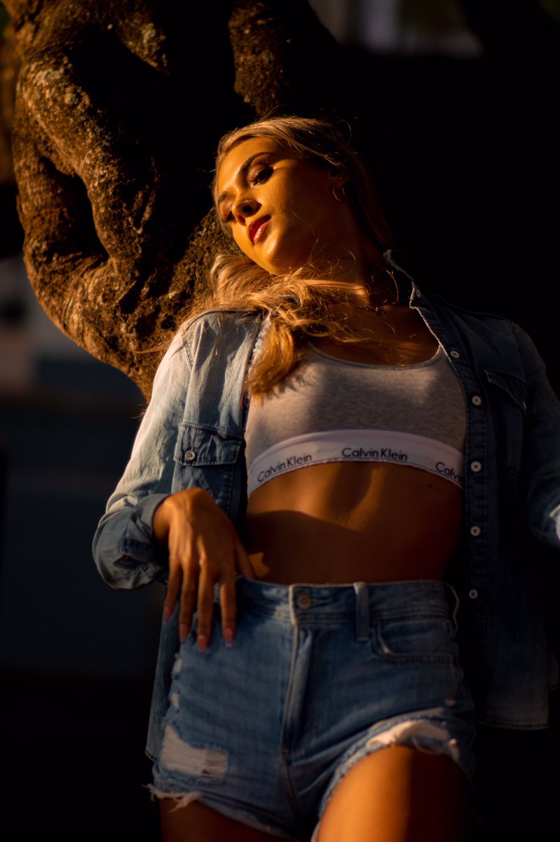 content4kingstt's tweet photo. Always follow the light, it will never let you down
.
.
.
#photography #photooftheday #sunkissed #goldenhour #model #nxshooter #lastmanstanding https://t.co/nKr0eDl8cx