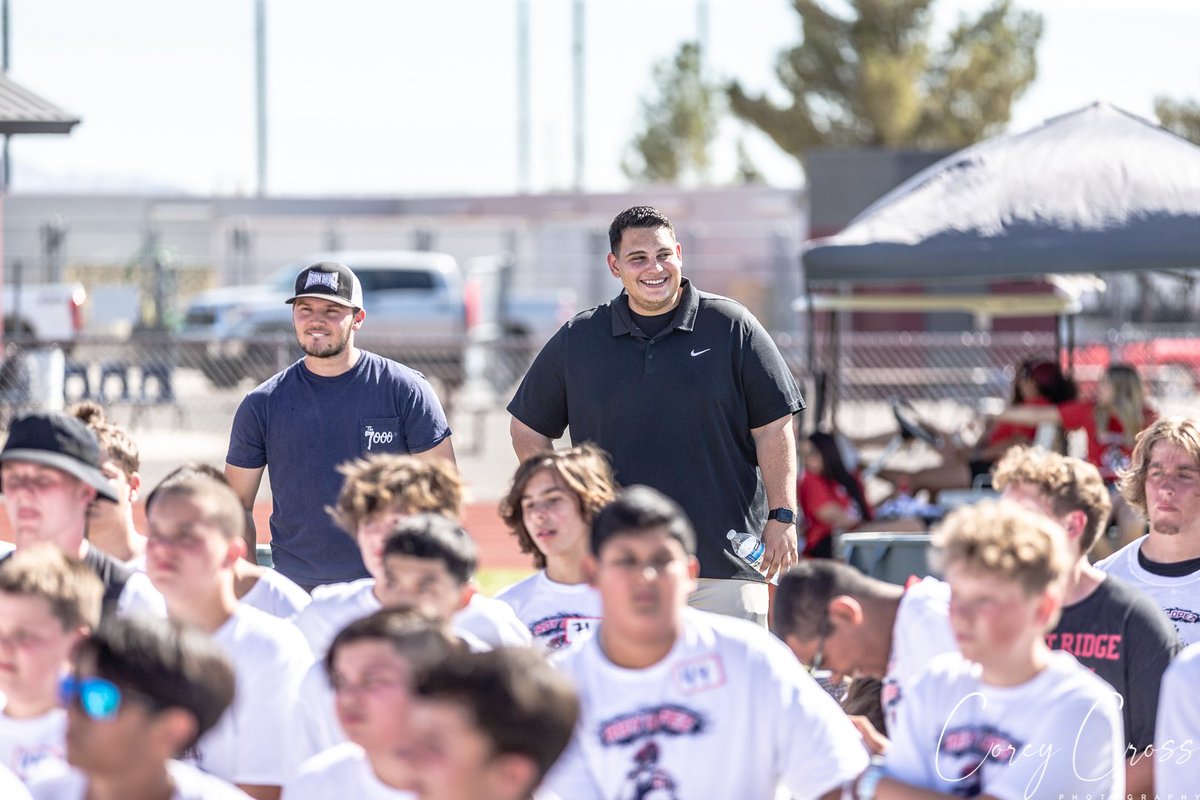 ccrossphotog's tweet photo. A few images from last weekendβs Roy Lopez Football Camp. Great turnout! #azsportsphotographer #roylopezjr #azfb https://t.co/yjRwioMG4s