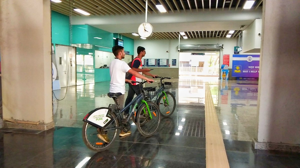 DEVESHS67071822's tweet photo. 🚨Students of MIT World Peace University visited Anand Nagar Metro Station for a Metro Samvaad today . They came to the station on the e bikes and public cycles from their college.
They were given detailed information about Pune Metro & it's features🚨 (1/4)
@metrorailpune #Pune https://t.co/YSo8aajEoa