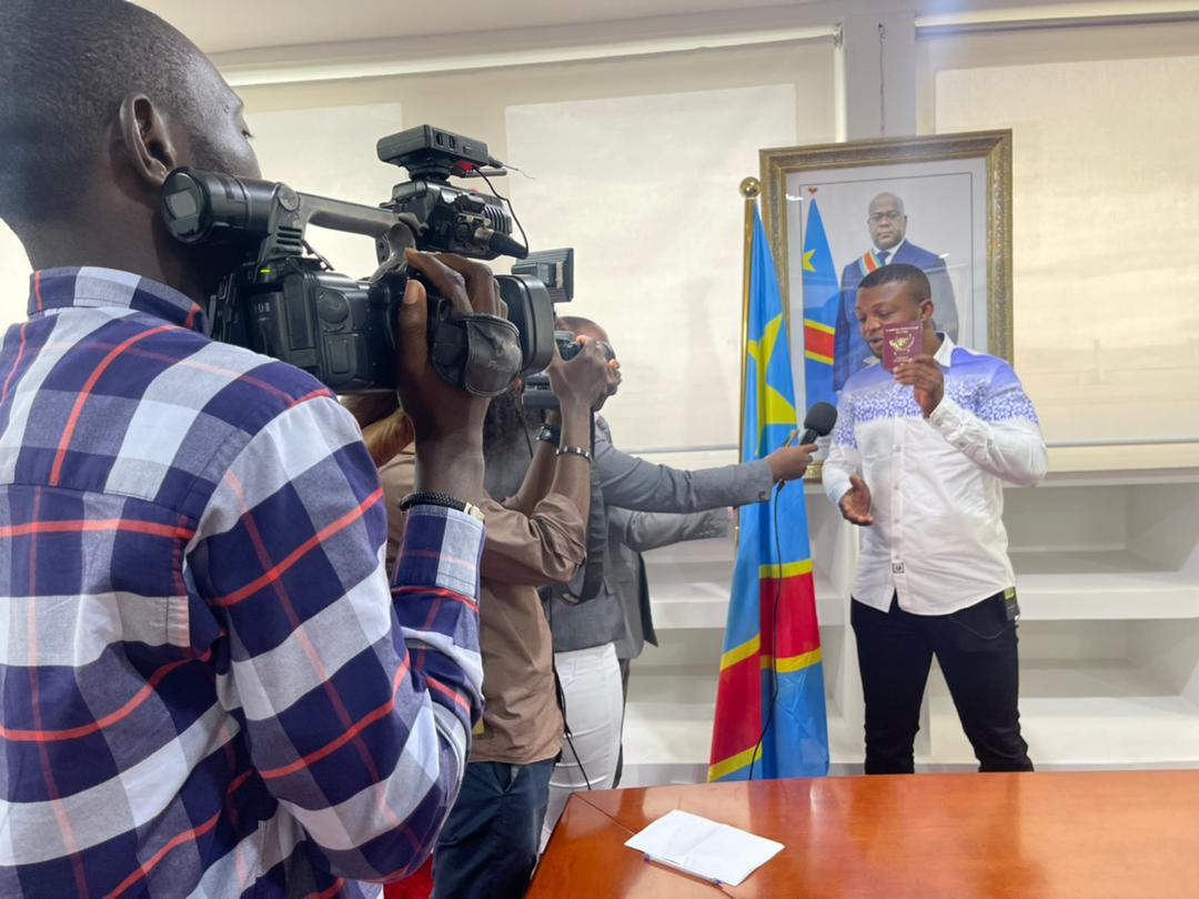 Je suis très honoré d'avoir reçu #PasseportDiplomatique en ma qualité #AmbassadeurSportif de la RDC.
Je tiens à remercier SEM le Psd de la Rep.<a href="/fatshi13/">Félix A. Tshisekedi</a>, pr avoir réalisé sa promesse.(Chose dite chose faite)
Que Dieu bénisse #RDC🇨🇩✌️🥇🥊