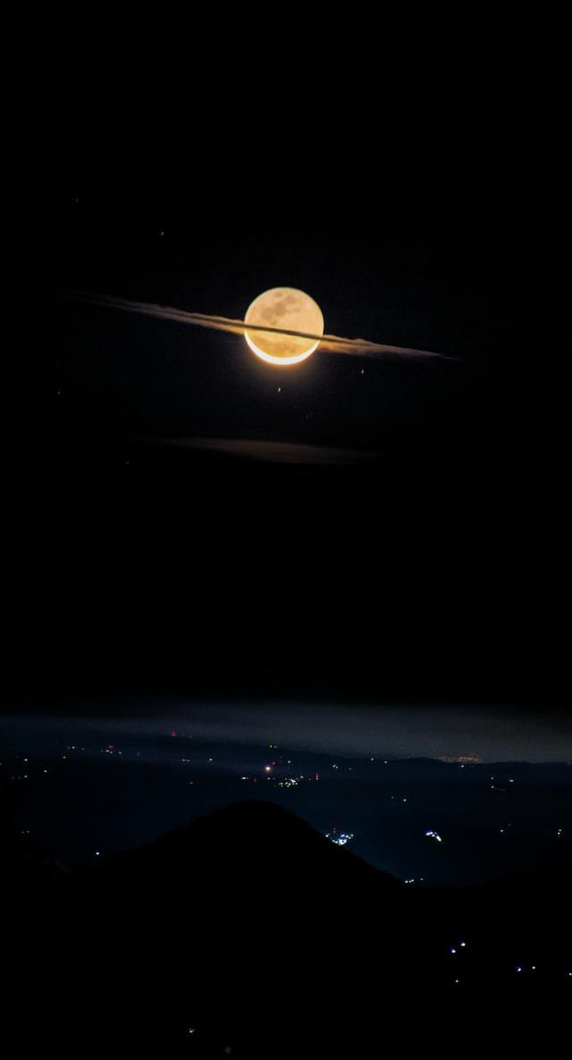 weird_sci's tweet photo. The moon caught cosplaying as Saturn. https://t.co/I0jfbbDklt