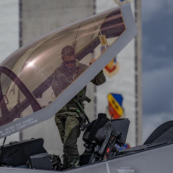 NavyJobsGrnvill's tweet image. All dressed up with some place to go 🤘🏽
 
With the #vapefest that last week’s practice brought us, you can bet we’re pumped and ready to hit the road again. 

Peep below

388fw.acc.af.mil/F-35A-Demo-Tea…