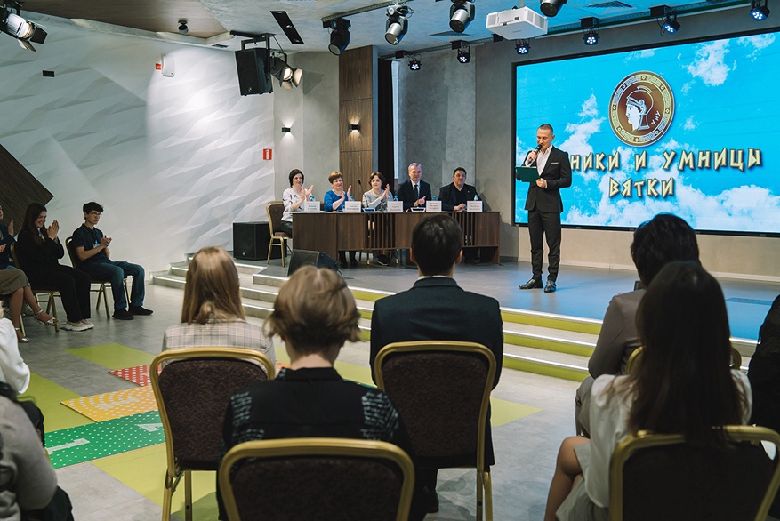gorodkirov's tweet photo. Известны победители олимпиады «Умники и умницы Вятки», которые поедут в Москву

 Задания были посвящены теме «Наследие Петра Великого в истории и культуре России»: https://t.co/wi5l38PdH0 https://t.co/P8fX8ImM7x
