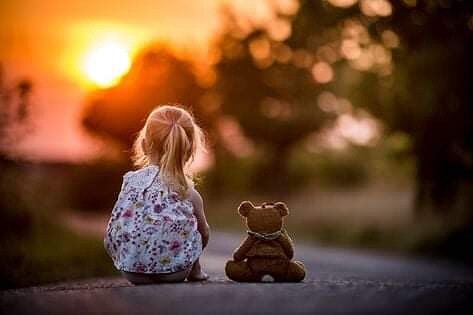 Куда уходит день уставший?
Он тихо прячется в закат...
Весь свет и всё тепло отдавший,
Он не вернётся к нам назад...
На западе, прощаясь с нами,
Он вспыхнет из последних сил,
В багрян-жёлто-алой гамме
Потушит свет, что нам дарил.
Н. Ачаева