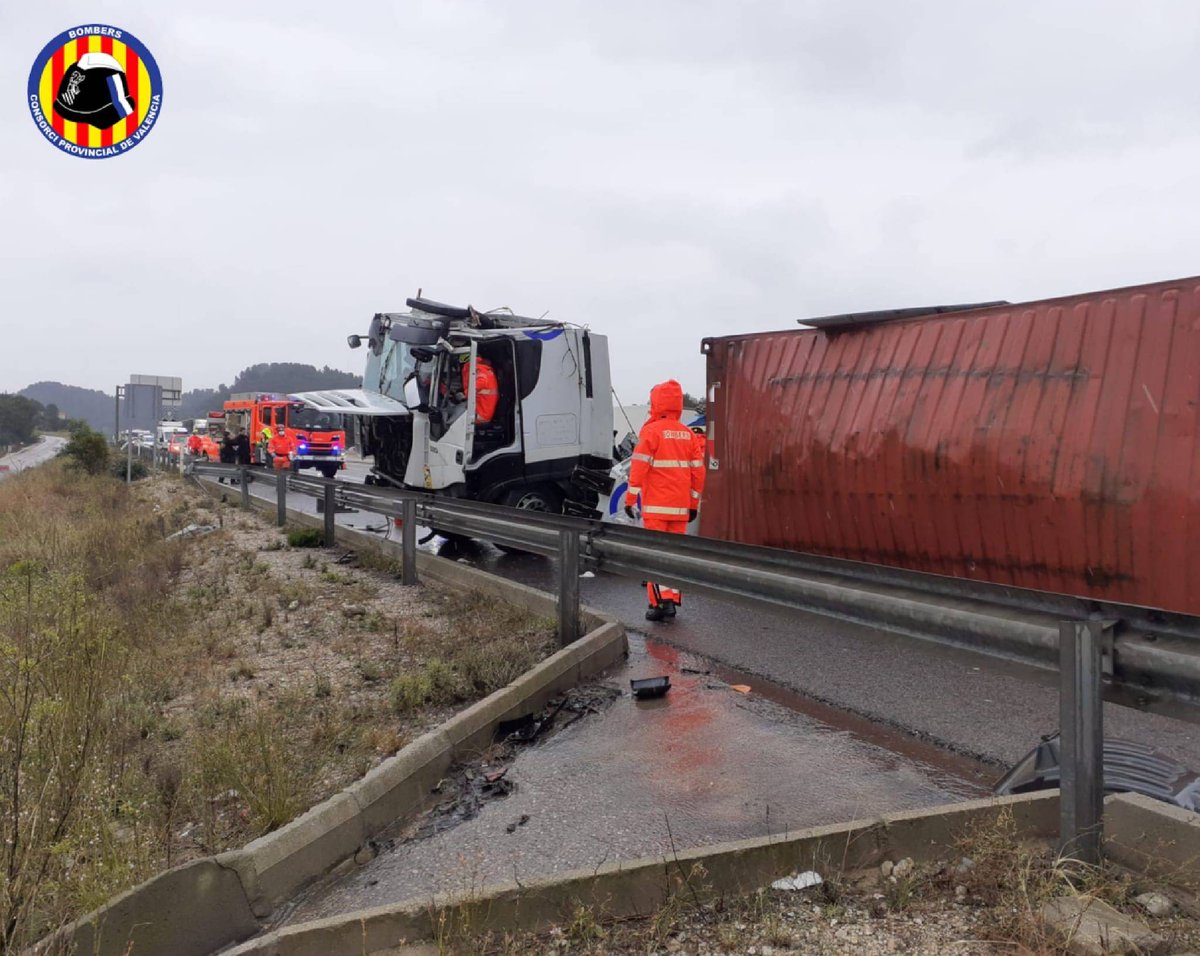 BombersValencia's tweet photo. Intervenció esta vesprada a accident amb camió bolcat a A-7 a #Beneixida. Conductor excarcerat pels bombers i atés per mitjans sanitaris. Han actuat dotacions Alzira i Xàtiva i sergent. https://t.co/CY5mRZHYth