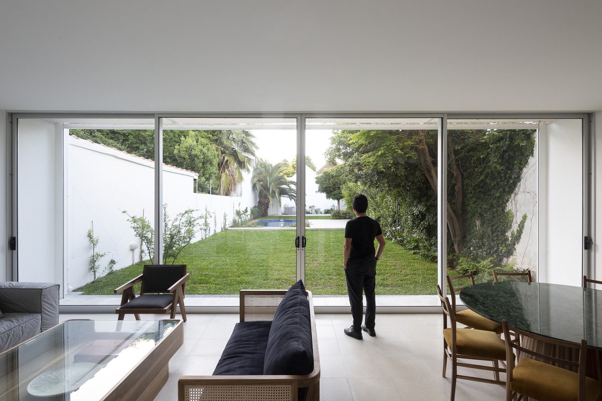 ChristeenieM's tweet photo. The all-glass back door allows for great connectivity with the #backyard of this #coolhouse.  https://t.co/JYeafzW5Mx https://t.co/XtqEcj5FiA