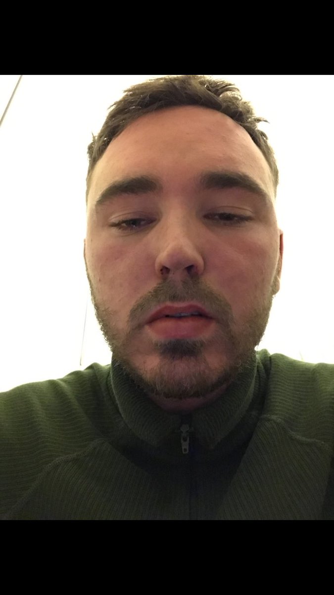 jooelsu's tweet photo. Hittade roliga bilder från tidig vår 2019. En där jag provar ut basker grön för att den förhoppningsvis ska krönas med världens mest anrika baskermärke några dagar senare och en bild ungefär 3-4 timmar efter att jag visat mig förtjäna den!!! https://t.co/2tLsME82DY