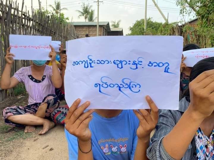 Khithitofficial's tweet photo. မုံရွာတွင် " တိုင်းပြည်အပေါ် စစ်တပ်ကျေးဇူး မူးလို့တောင် ရှူစရာမရှိ" စာတန်း ကိုင်ဆောင်ကာ ကျောင်းသား၊ ပြည်သူများ ချီတက် ဆန္ဒပြ

ရန်ကုန်၊ ဧပြီ ၂၀
Read More -> https://t.co/KcoFgpGReu https://t.co/u2kDoy5hn8
