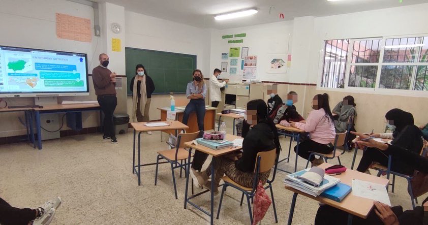 AsocCodenaf's tweet photo. #CODENAFMÁLAGA

👨‍🏫👩‍🏫 Iniciamos el ciclo de talleres en unos de los centros de Palma Palmilla que realizamos junto a @gitanos_org_MAL para mejorar la convivencia entre el alumnado.

Programa de Gestión de la diversidad cultural a través de la mediación intercultural por @EducaAnd https://t.co/ahd24Y6PI9