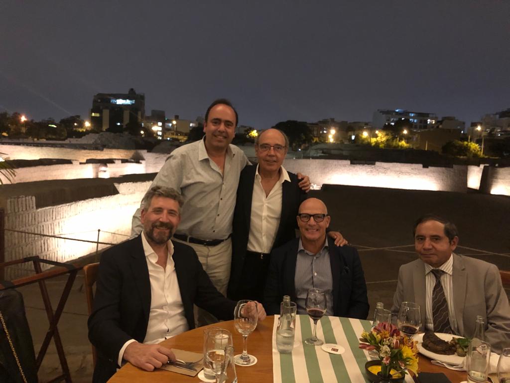 DrLlacer's tweet photo. En #Lima con Dr Allemant y Dr Seminario (Sociedad Peruana de Fertillidad) Dr @SergioPapier (Asociación latinoamericana de Medicina Reproductiva) y Dr Manzur (Sociedad Chilena de Medicina Reproductiva) Hablando de posibilidades de colaboración en el futuro de nuestras sociedades. https://t.co/WWhag0NZw4