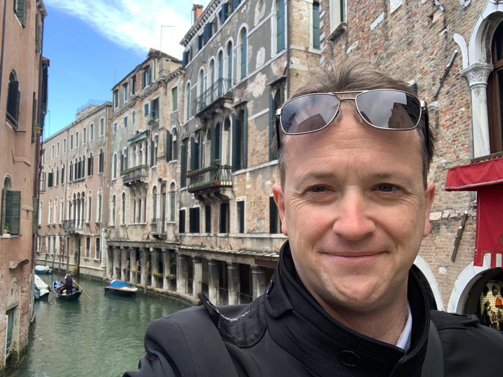 RealAntSimpson1's tweet photo. Guess where….? ❤️🦁 @nzinrome @NZatVenice #BiennaleArte2022 #ParadiseCamp #NuovaZelanda https://t.co/SCV5WcZJKQ