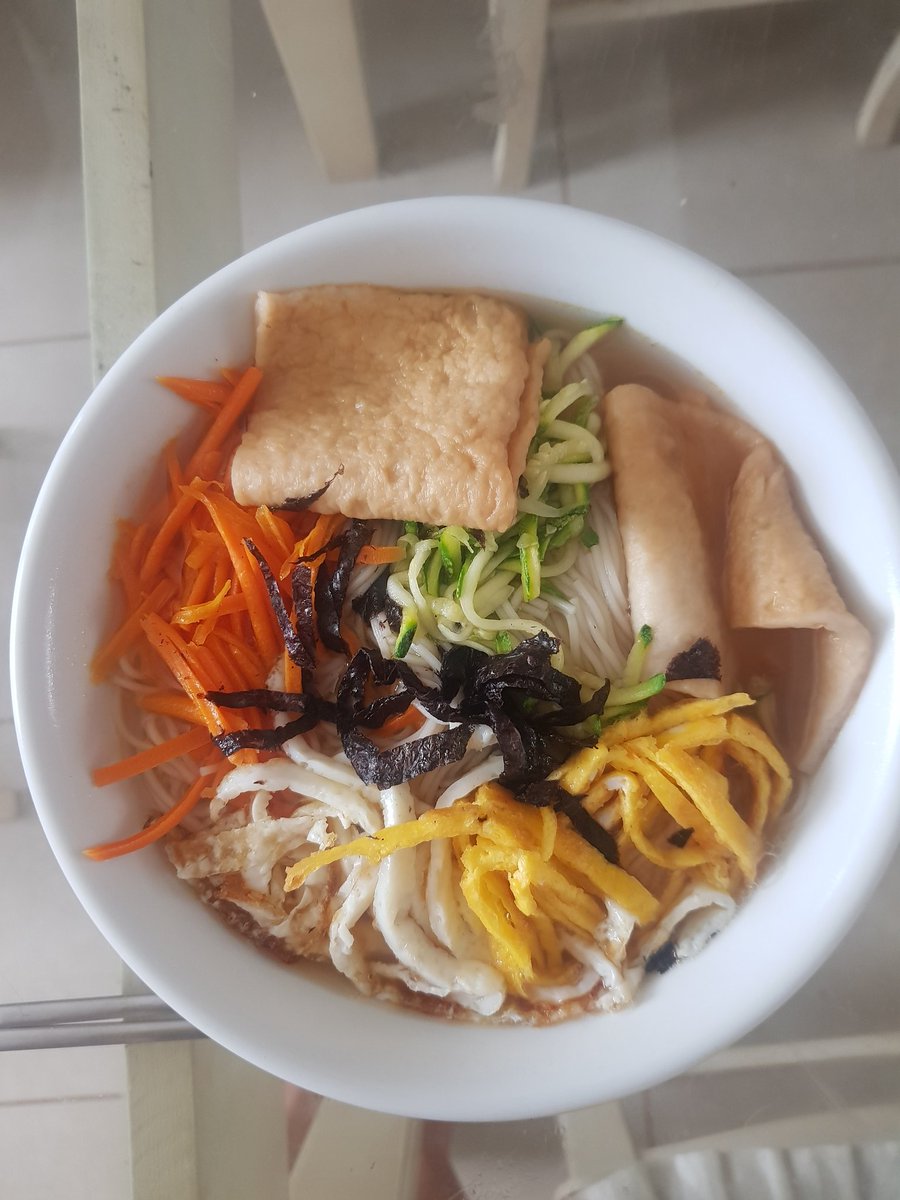 잔치 국수 아닌가오뎅국수라 해야하나? 멸치가없어서 오뎅으로 국물을 만들어서 쌀쌀한 날.    호~로~록 ~음 ~~~꺄~~~