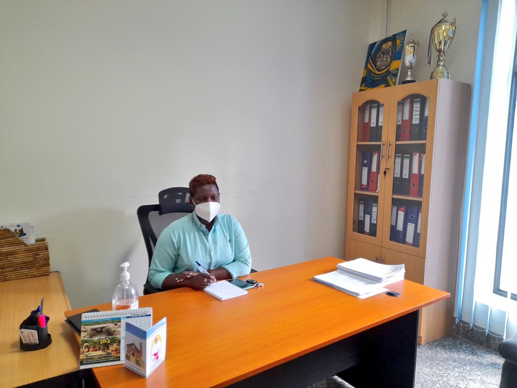 RubavuDistrict's tweet photo. Umuyobozi w'Akarere wungirije @Ishi_pacy, yakiriye Intumwa zivuye muri @GenderMonitorRw na @RwandaGender n'izindi nzego zitandukanye baje gusuzuma imikorere ya #IsangeOneStopCenter n'Akarere, uko bakira bakanasubiza mu buzima busanzwe abakorewe ihohoterwa rishingiye ku gitsina. https://t.co/mviwJjVK0z