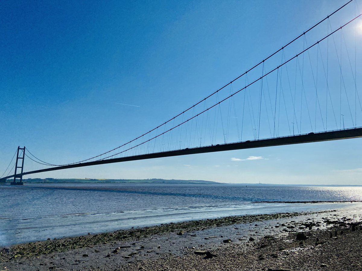 WeatherWolds's tweet photo. Late Afternoon at the Humber Bridge. 14°C. Swallows have arrived. https://t.co/18Q3vDGoEM