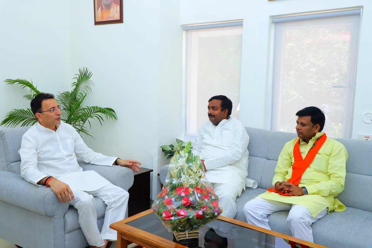 आज लखनऊ स्थित शासकीय आवास पर प्रदेश के विभिन्न जनपदों से आये देवतुल्य कार्यकर्ताओं एवं मा०विधायकों से मुलाकात कर उनकी समस्यायों को सुनकर उनके निराकरण के निर्देश दिए।