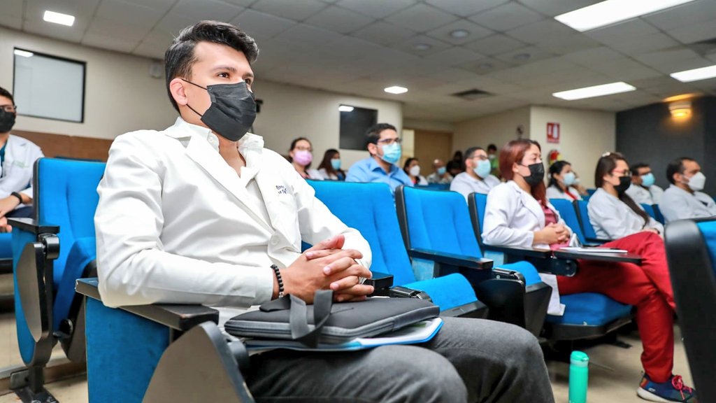 isss_gob_sv's tweet photo. Trabajamos para construir un #NuevoISSS, implementar un trato humano, cálido y digno en la atención integral de nuestros servicios de salud. 

Estamos facilitando las herramientas para generar una cultura de liderazgo y profesionales comprometidos con todos los pacientes. https://t.co/cN3PXrHDdo
