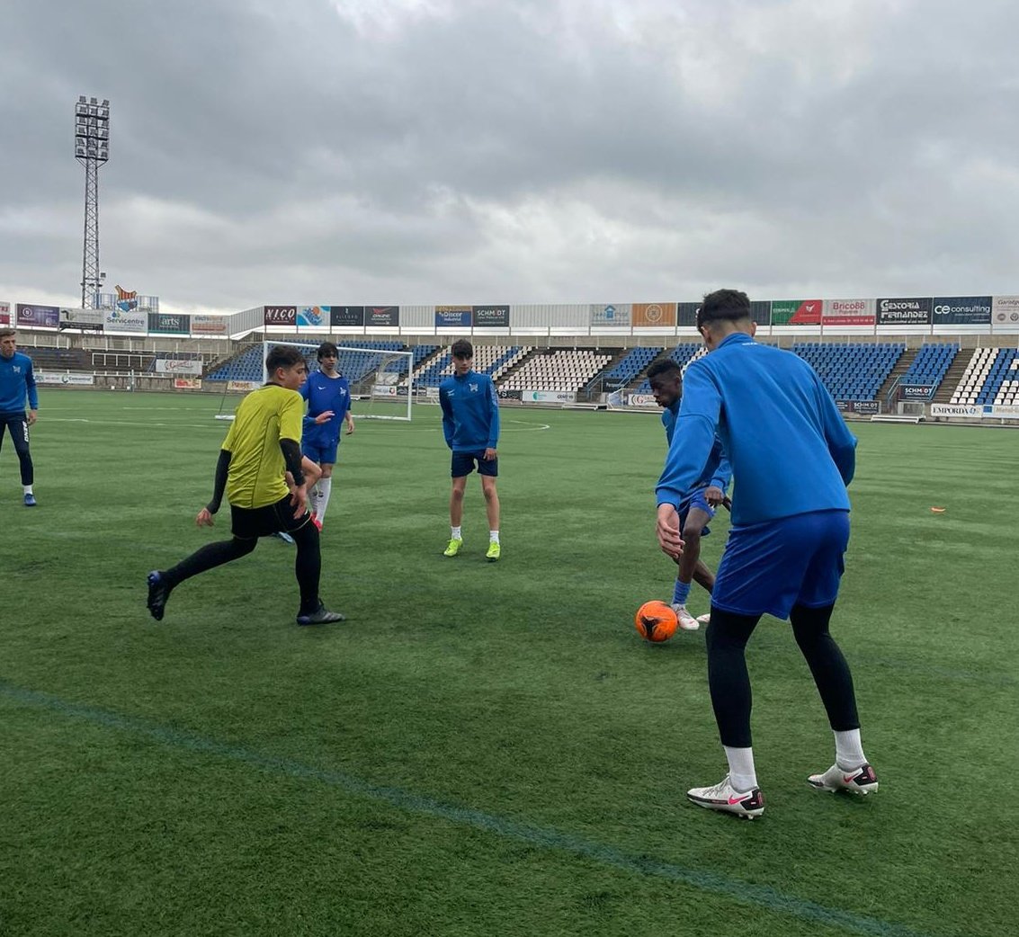 UEFigueres's tweet photo. ➡️ Els jugadors del 1r equip masculí Domi Berlanga, Carlos García i Jaime González han entrenat avui una estona amb el Cadet B de la #UEFigueres i els han convidat a venir en el transcendental partit d'aquest diumenge (16.30 h) a Vilatenim davant el #CELHospitalet 💪 https://t.co/0ECCy5mlvO