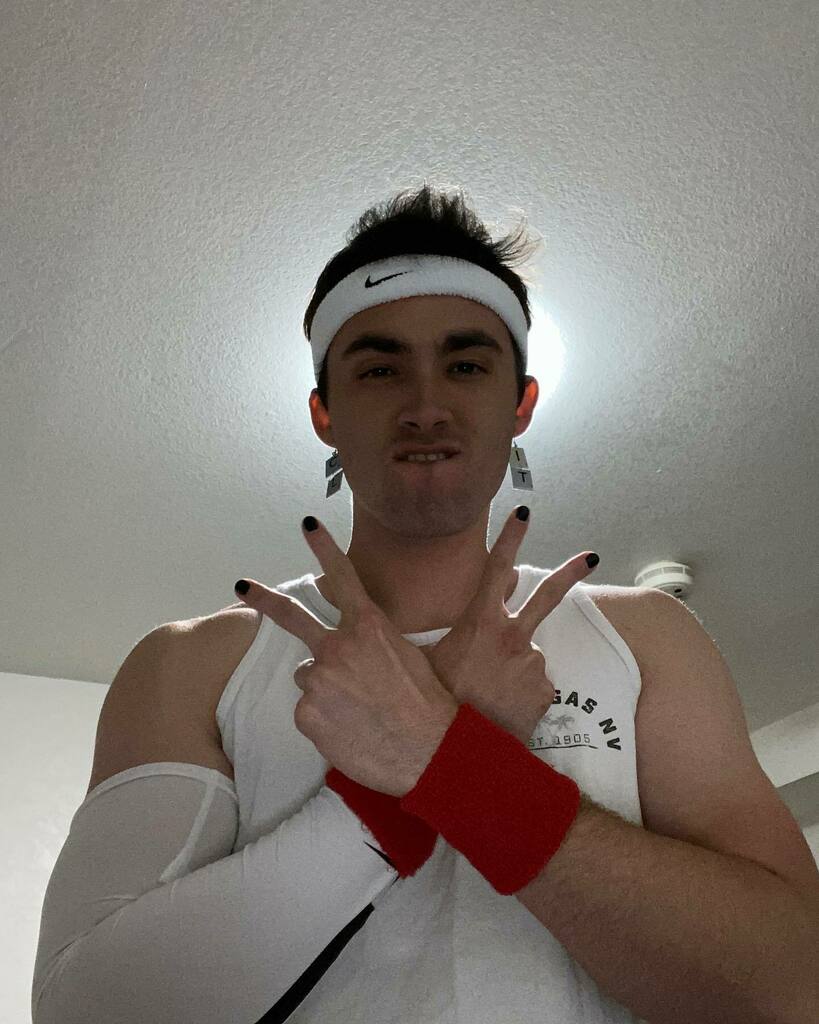 BakerBrendan's tweet image. Pics from when I painted my nails black and went to Disneyland with the homies🥹
•
•
•
#corn #funbreak #musicianlifestyle