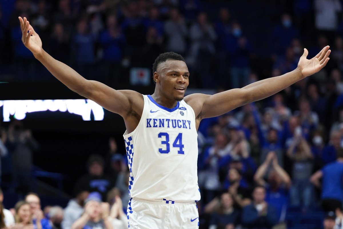 CBSSports's tweet photo. Oscar Tshiebwe has announced he’s coming BACK to Kentucky next season. https://t.co/6vyK5z21Ri