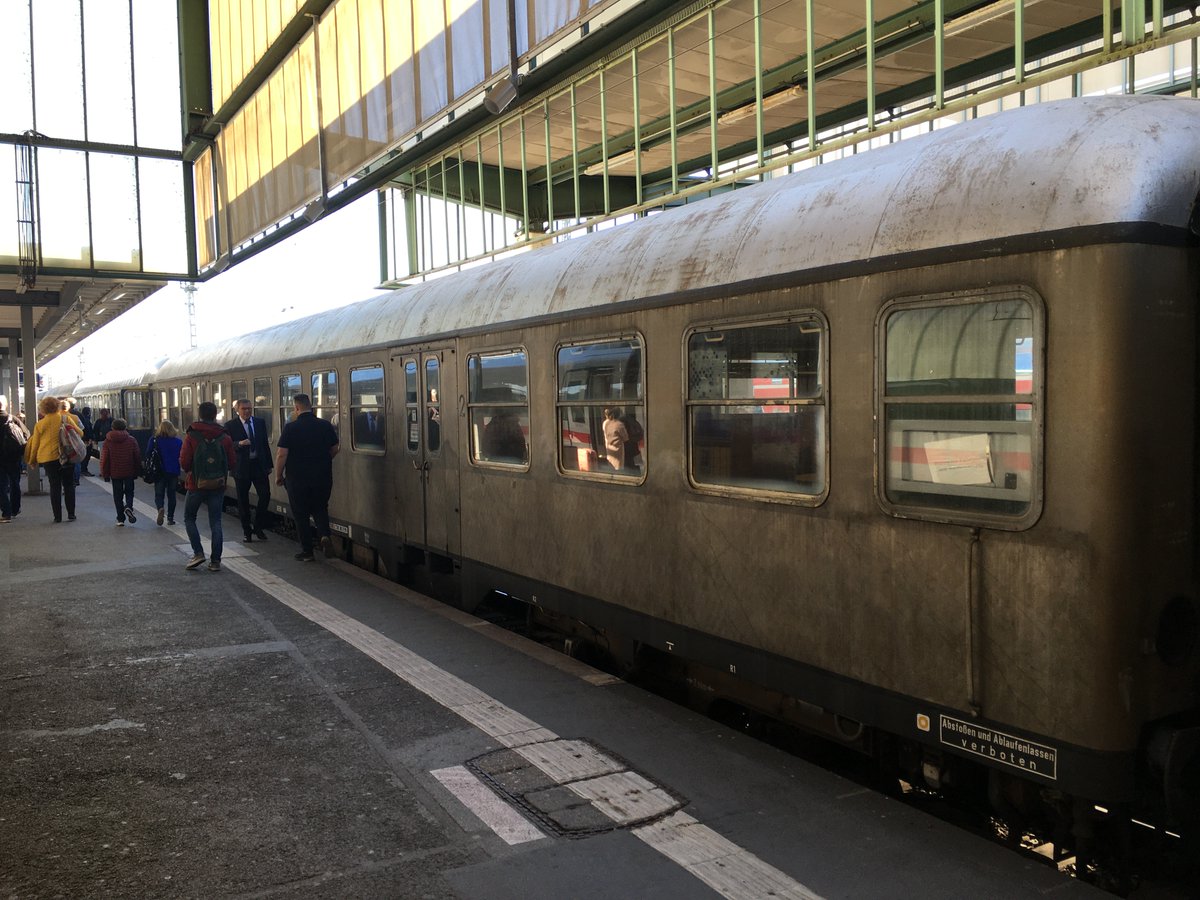 MarcusGrahnert's tweet photo. Sichtung vom Montag aus Stuttgart - ein #Silberling!
Jüngere Follower werden diese Wagen ("Bn" bzw "Bnrz") kaum noch kennen. In 70er/80er Jahren auch Einsatz im Fernverkehr, z.B. im
https://t.co/sA4YkdO3te
Ich bin da mal kurz rein - Wagen weitestgehend im Urzustand.🙂 https://t.co/vx50XoUQOP