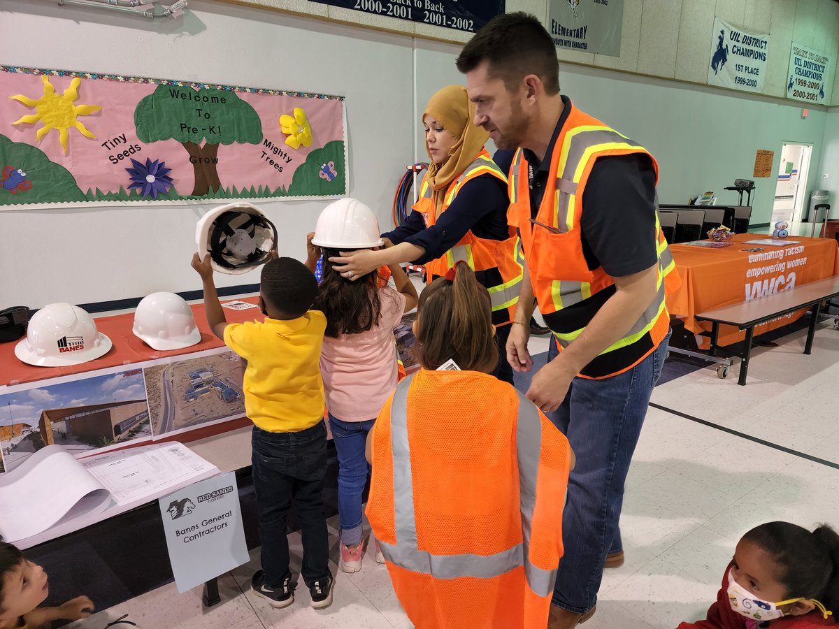 Mrs_Castro_DSSE's tweet photo. Career day at RSE! @kruiz_rse @RSEcowboys https://t.co/yUsBkKmPbJ