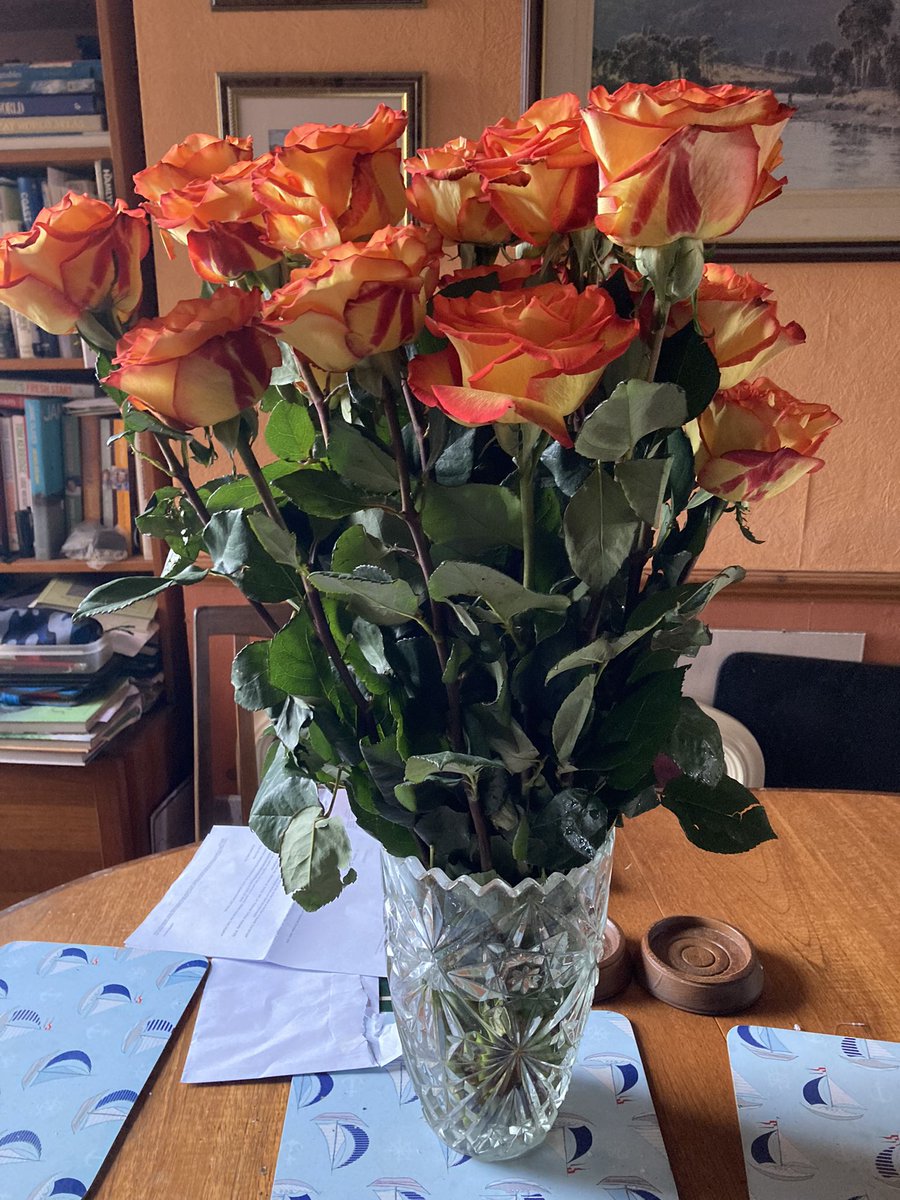 loulooby181072's tweet photo. #lovemyflowers from my #workhubby https://t.co/P1kzjbahM3