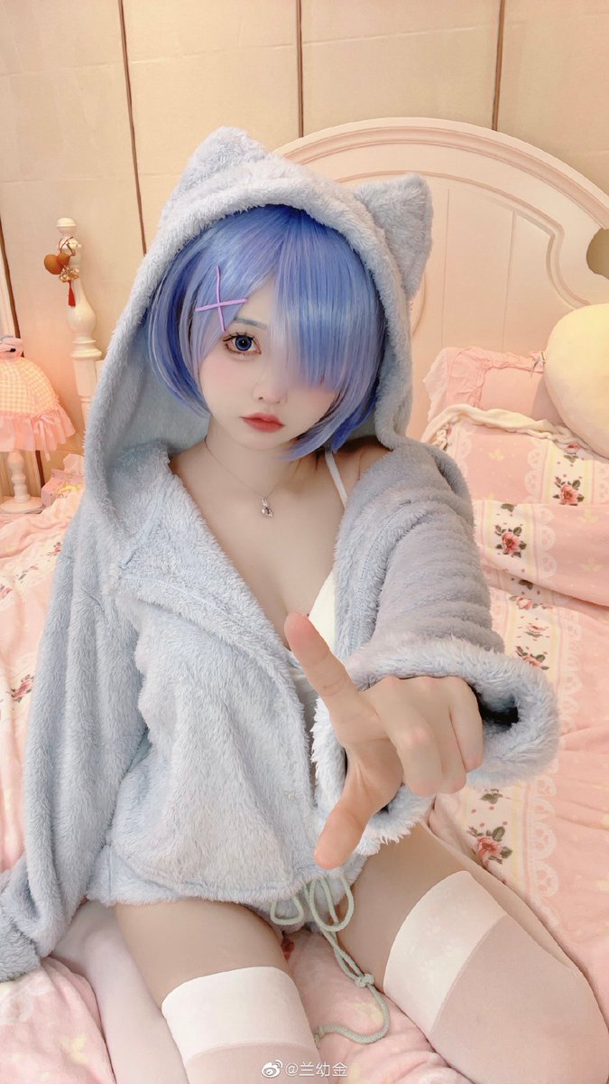 蕾姆猫猫头(*ฅ́˘ฅ̀*)♡
宅家无聊把两年前买的c服拿出来自拍了hhh
#cosplayer
#蕾姆 #cosplay #love #兰幼金 #lanyoujinofficial