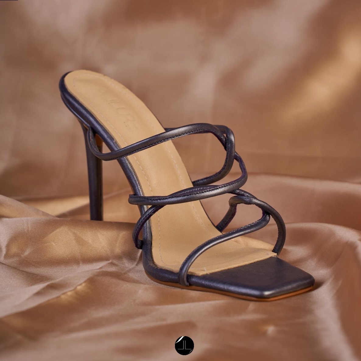 AllureByAly's tweet photo. A journey of thousand miles begins with a fabolous pair of shoes…
🏷 : 35.000 frs
Disponible en plusieurs coloris sur commande
#AllureByAly #AllureOfZeDay #Handmade #MadeInSenegal #Heels #Kebetu #ModeKorite https://t.co/DcCcJEdITY