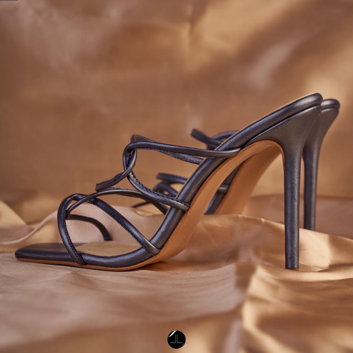 AllureByAly's tweet photo. A journey of thousand miles begins with a fabolous pair of shoes…
🏷 : 35.000 frs
Disponible en plusieurs coloris sur commande
#AllureByAly #AllureOfZeDay #Handmade #MadeInSenegal #Heels #Kebetu #ModeKorite https://t.co/DcCcJEdITY