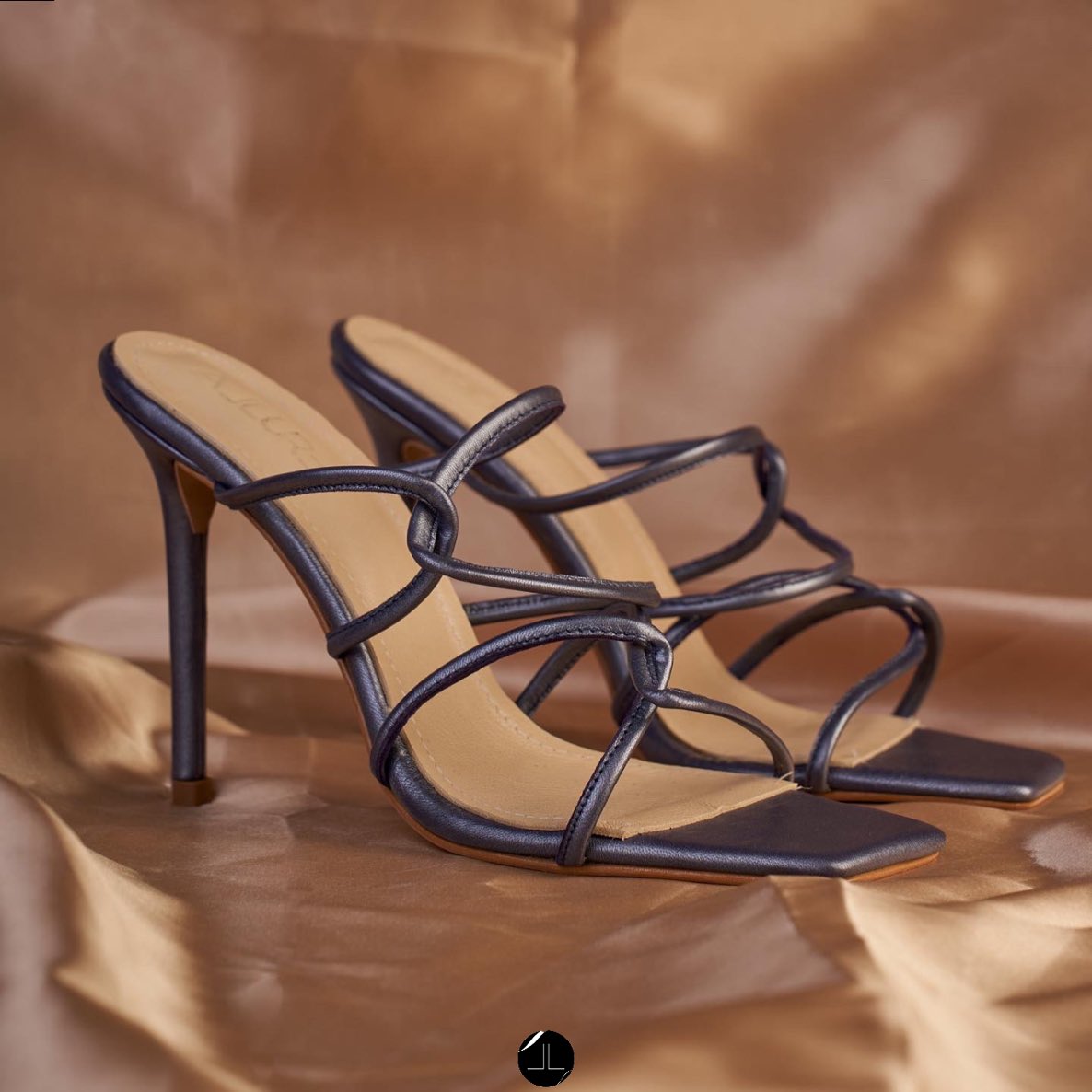 AllureByAly's tweet photo. A journey of thousand miles begins with a fabolous pair of shoes…
🏷 : 35.000 frs
Disponible en plusieurs coloris sur commande
#AllureByAly #AllureOfZeDay #Handmade #MadeInSenegal #Heels #Kebetu #ModeKorite https://t.co/DcCcJEdITY