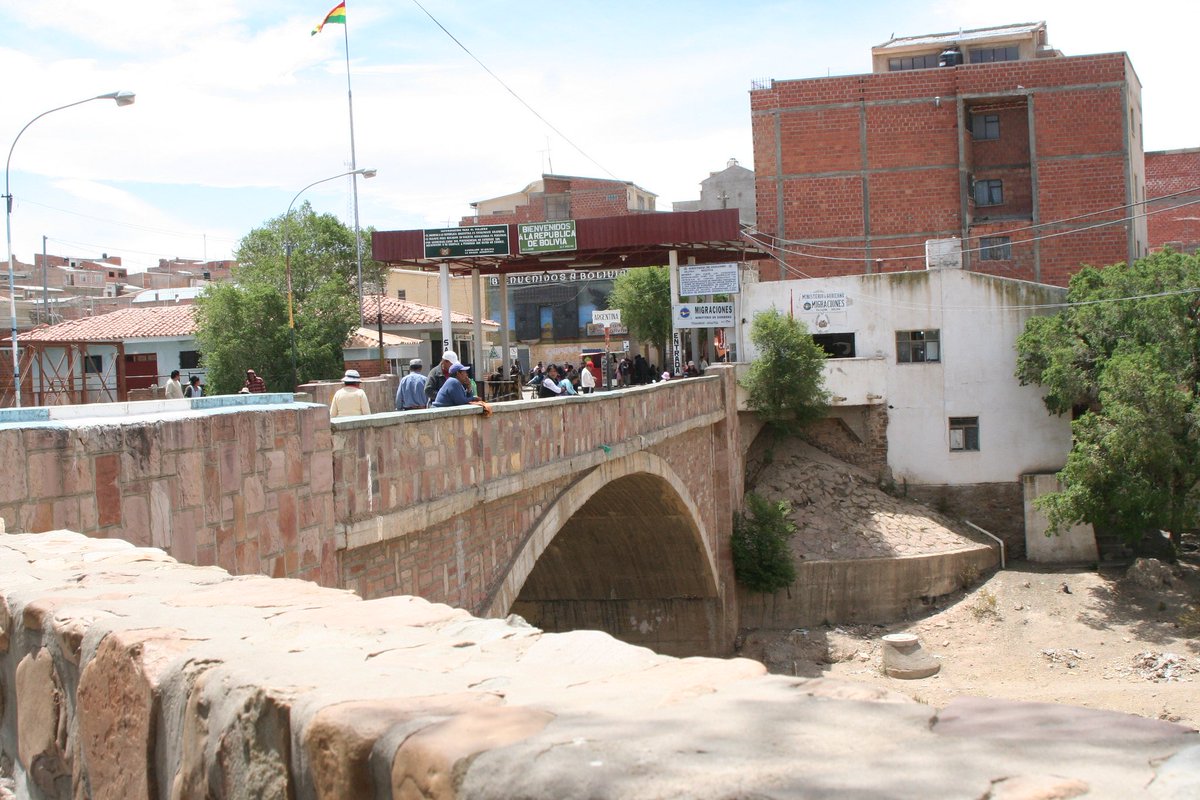 Pillandia's tweet photo. @cancionLunar @Pacpep1000 Villazón (Bolivia 🇧🇴) as seen from La Quiaca (Argentina 🇦🇷). 
The border between the two Countries is in the centre of the bridge.
Photo: October 25, 2009. 
https://t.co/8tqnMfaoLM 

#Argentina #Bolivia #Frontera #Border #国境 #边界 #Robežas #Граница #Grenzen #Mipaka https://t.co/zDgOfF7lnI