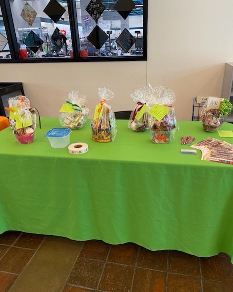 LakelandCAB's tweet photo. come put your name in for a raffle for an essential oils basket! table in front of the bookstore! you must be following our instagram! @lakelandcab @lccstudentgov https://t.co/9ZY5ozIXgZ