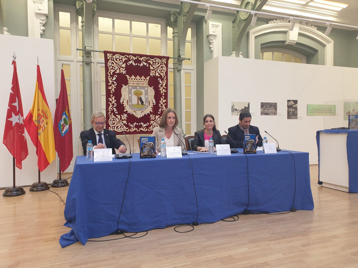 pparganzuela's tweet photo. Presentación del libro "#Arganzuela es #cultura", de #NicoFerrando y José María Sánchez Molledo, prologado por nuestras concejalas @Cayehdelariva y @ALevySoler, en la #SalaDeLaLonja de la #CasaDelReloj.
#ArganzuelaConLaCultura 
#IFeriaDelLibroDeArganzuela 
#ArteLibro https://t.co/QnQtWWEfZV