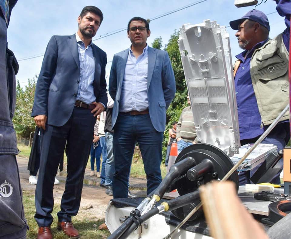 solisg79's tweet photo. 🌐 #EstamosTrabajando en obras de conectividad digital para brindar a todos los vecinos, igualdad de oportunidades en el acceso a nuevas tecnologías. 
Junto a @GonzaQuilodran @ENACOMArgentina supervisamos los avances en los trabajos que se estan ejecutando en nuestra ciudad. https://t.co/PmYtr0Kp9C