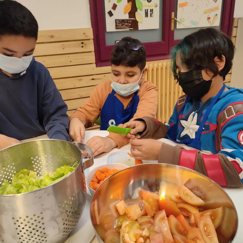 OctavioPazBCN's tweet photo. Com afecta l'alimentació al nostre cos? Cuinem un dinar basant-nos en el mètode del plat: Mig plat de verdures, un quart de proteïnes i un quart d'hidrats de carboni. #projecteCUINES https://t.co/o1rHZh2fMv