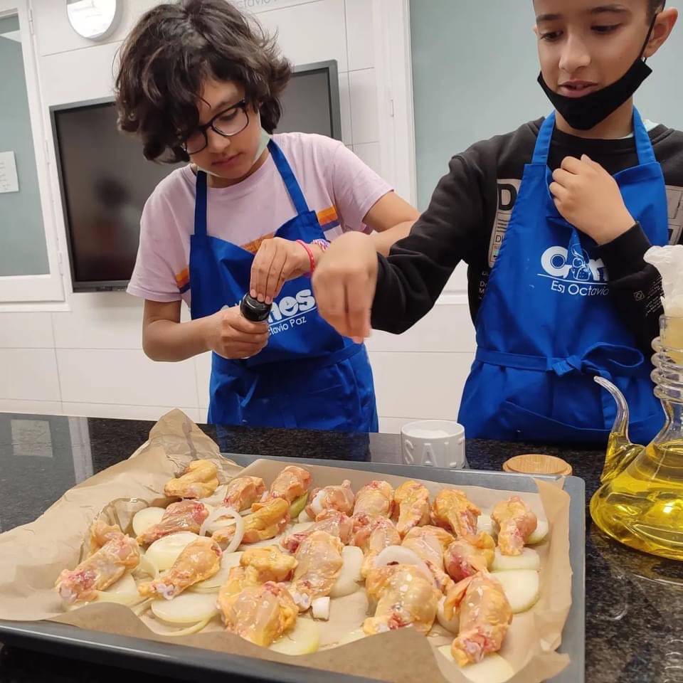 OctavioPazBCN's tweet photo. Com afecta l'alimentació al nostre cos? Cuinem un dinar basant-nos en el mètode del plat: Mig plat de verdures, un quart de proteïnes i un quart d'hidrats de carboni. #projecteCUINES https://t.co/o1rHZh2fMv