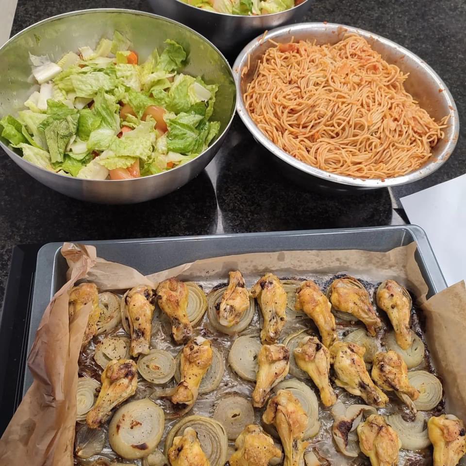 OctavioPazBCN's tweet photo. Com afecta l'alimentació al nostre cos? Cuinem un dinar basant-nos en el mètode del plat: Mig plat de verdures, un quart de proteïnes i un quart d'hidrats de carboni. #projecteCUINES https://t.co/o1rHZh2fMv