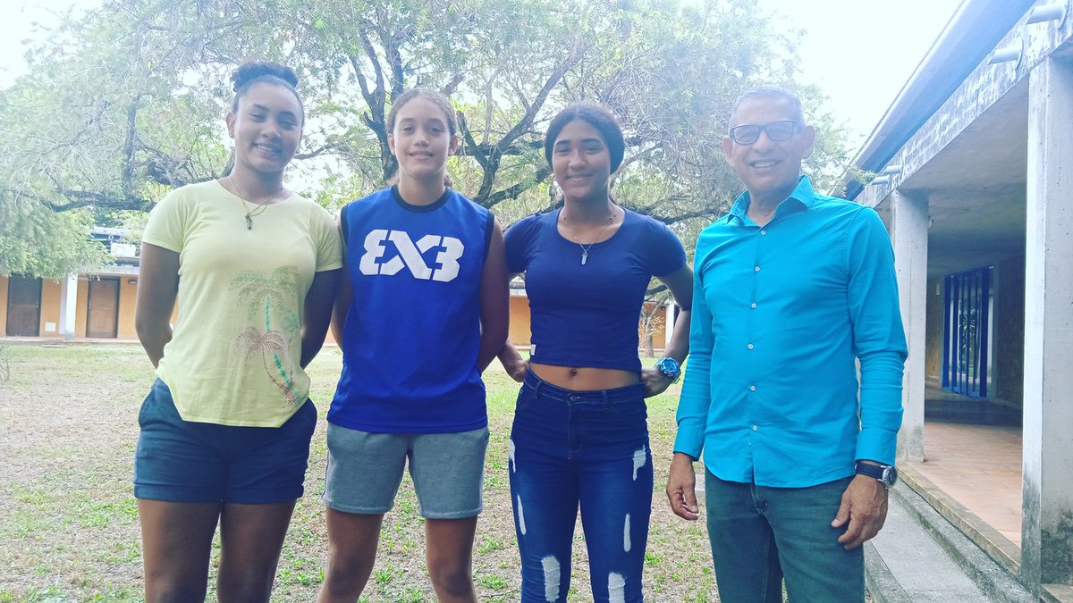 Comenzaron a llegar nuestras jugadoras al Centro Integral de Atención al Atleta en San Carlos para el inicio de la pretemporada.
De izquierda a derecha Vanessa Reyes, Daleska Pérez y Sarahí Márquez, además de nuestro DT Próspero Aquiles Terán. 
#VamosMineras #VamosCojedes