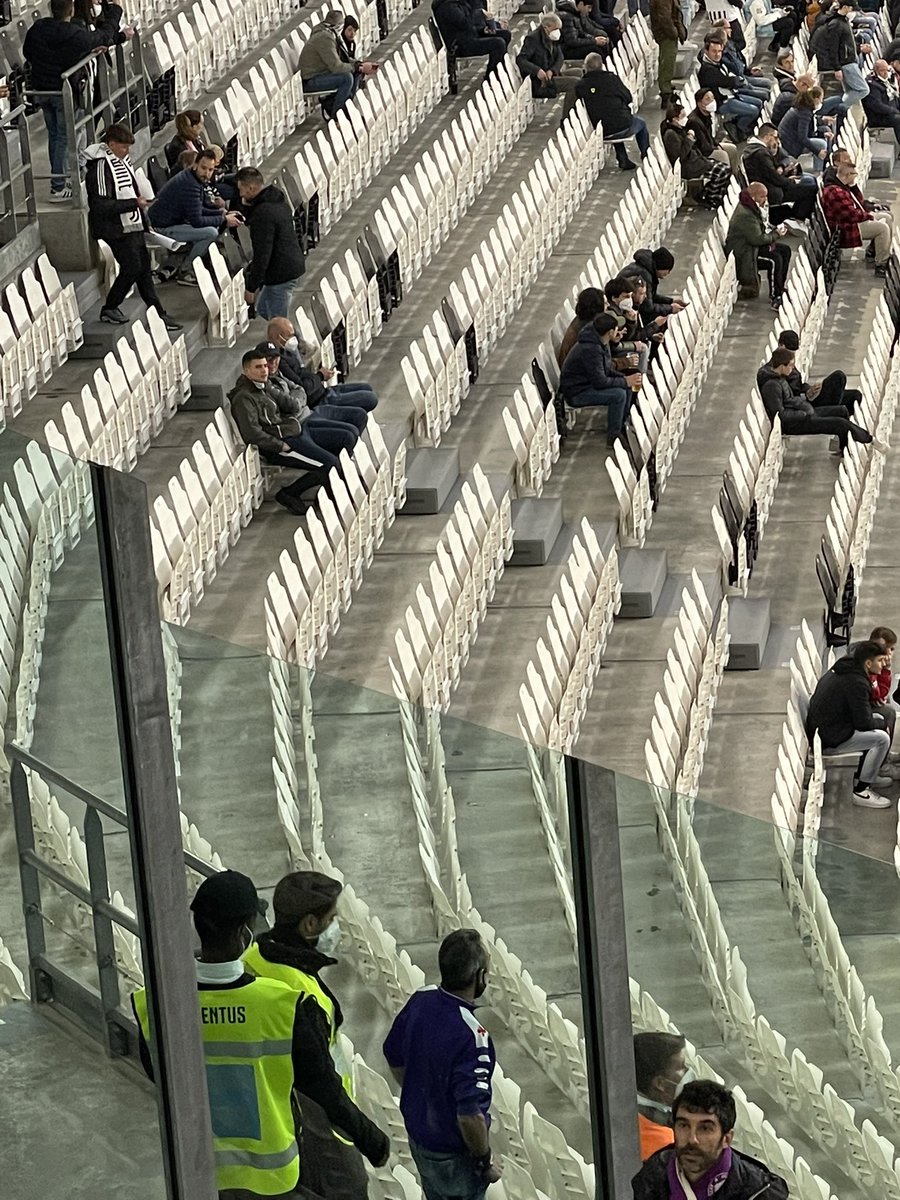 stenardo's tweet image. Dalla parte sbagliata del vetro, lui contro tutti i gobbi!!! Idolo #JuventusFiorentina #ForzaViola