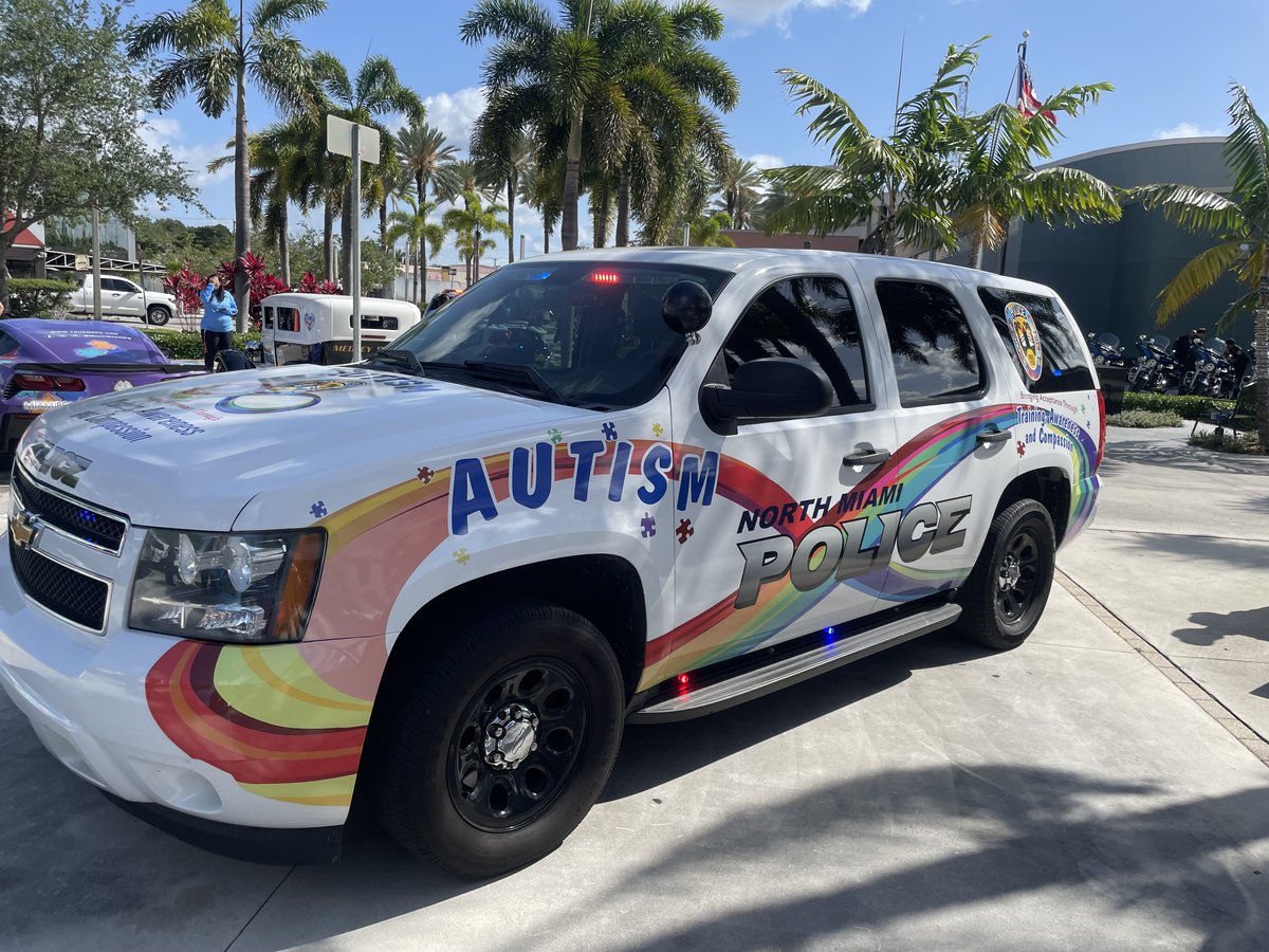 MsShaunaMarie's tweet image. Continuing the recognition of Autism Awareness month with @FinsOffTheField #FootballUNITES and @DanMarinoFdtn with the police caravan from north Miami Beach and @myNMBPolice.This month is a reminder to focus on inclusion and not just awareness #bethechange